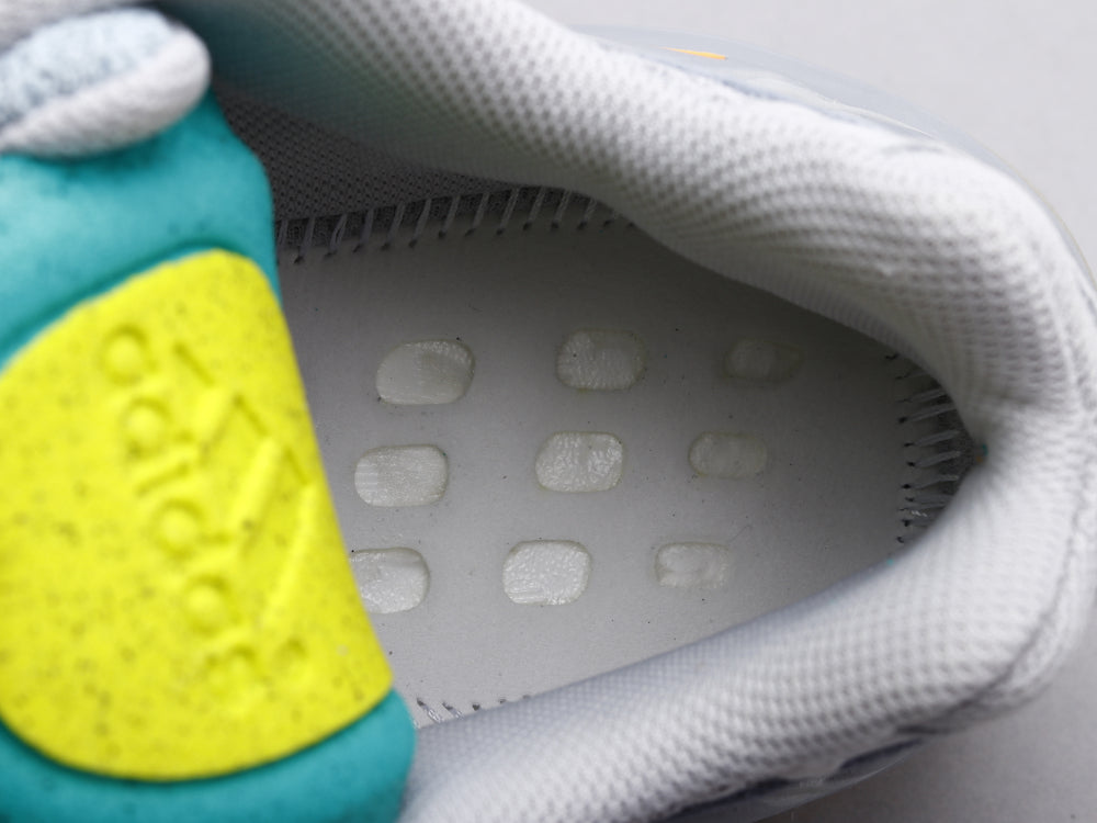 LW - Yzy 700 Inertia 2.0 Sneaker