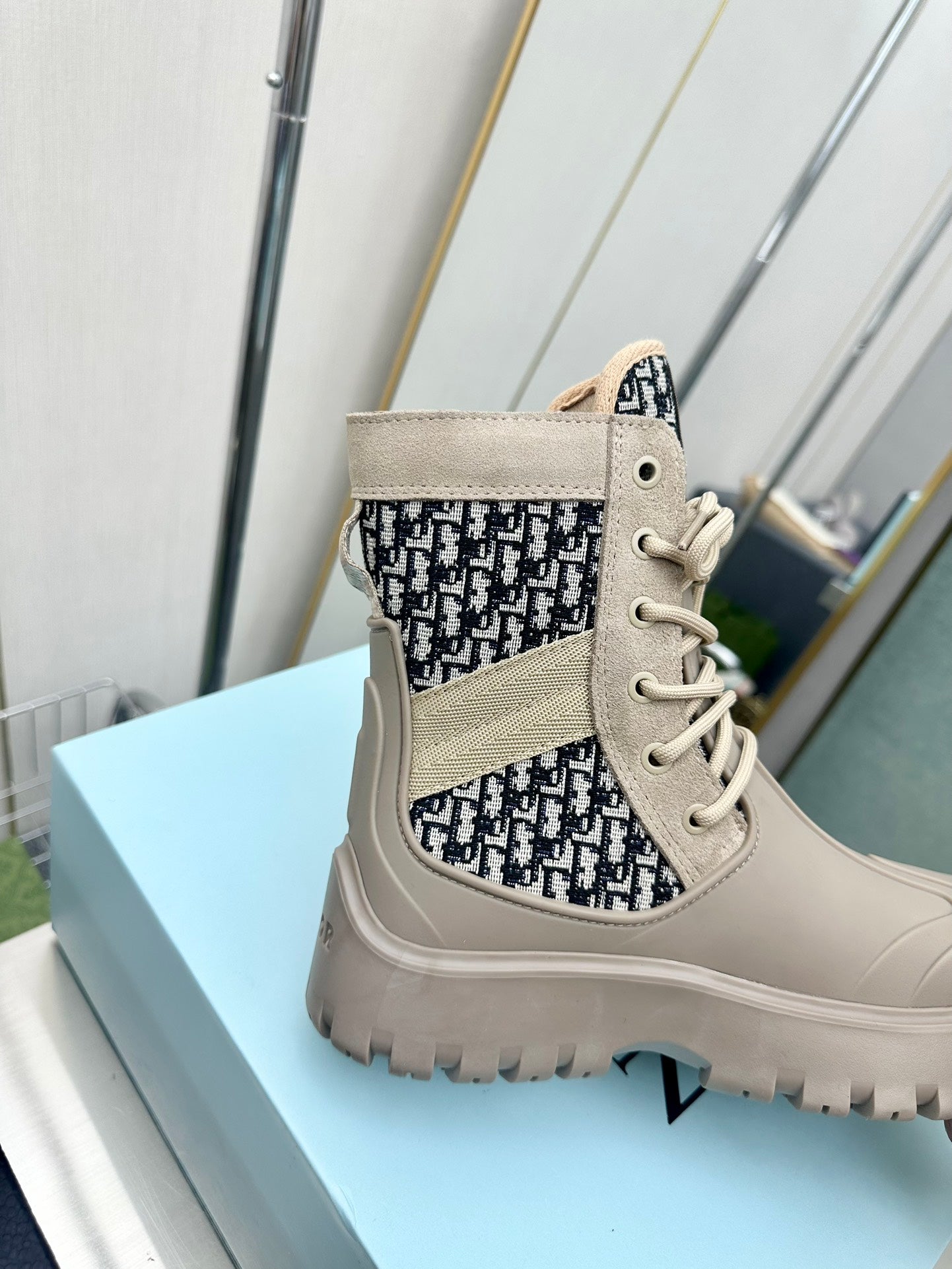 DIOR GARDEN LACE UP BOOT BEIGE 3BO315ZYH H164